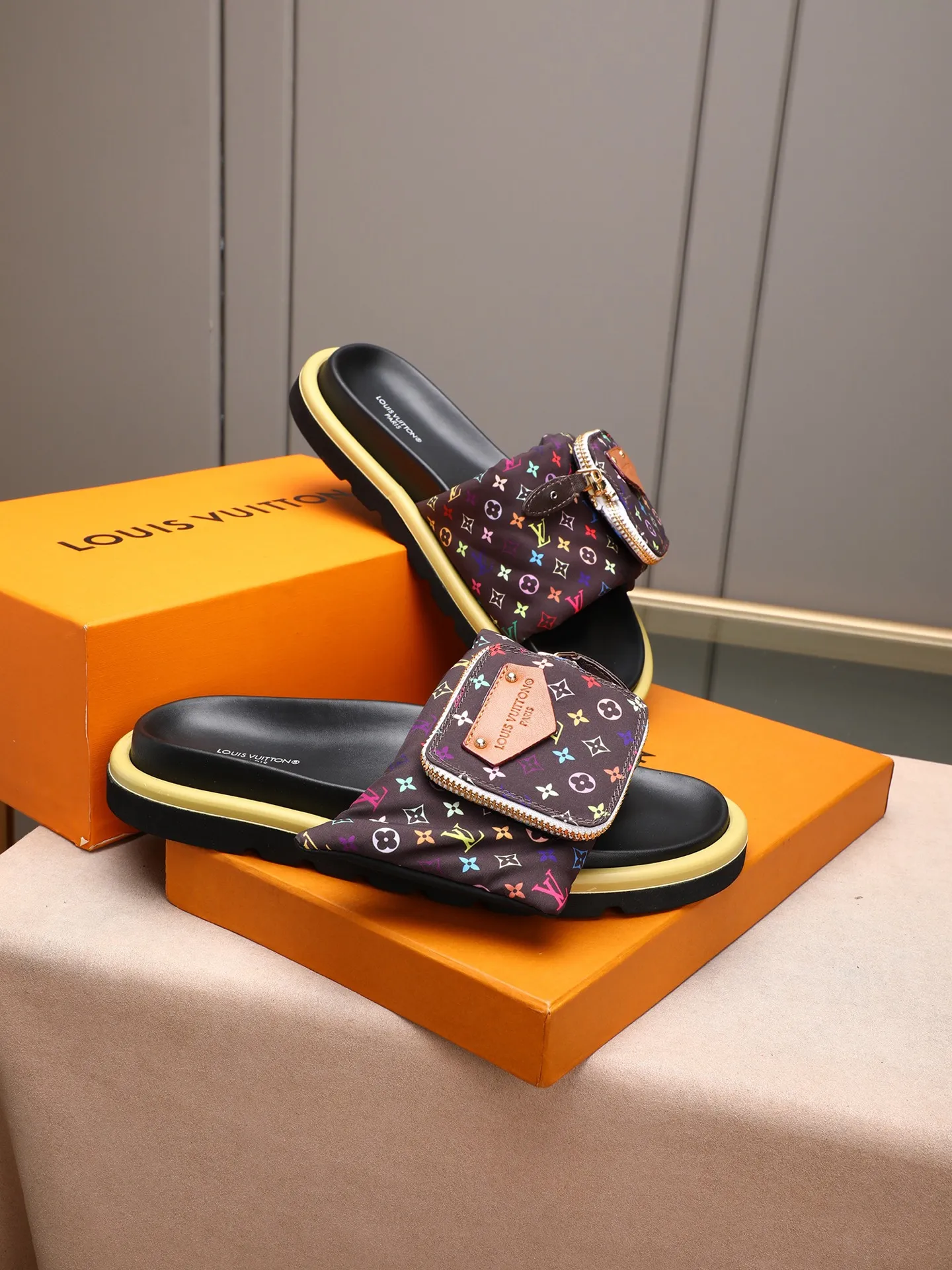 PP400 couple model with drawer box [LOUIS VUITTON] Louis Vuitton, the latest LV official website printed wallet and men's and women's slippers🔥🔥🔥 are now on the market. The drawer box is packed with cloth bags and cards. The upper pattern looks very soft and waxy, and it is a super versatile leg slimming tool. Fabric: Imported denim/down silk cotton embossed, official website pattern printing, lining: water-dyed sheepskin down filling, comfortable to wear, feet: high elastic PU water table. Sole: foam sole, heel height: about 5cm. Size 35-46, 35, 45 and 46 are custom-made and cannot be returned or exchanged. Color: multiple colors available.